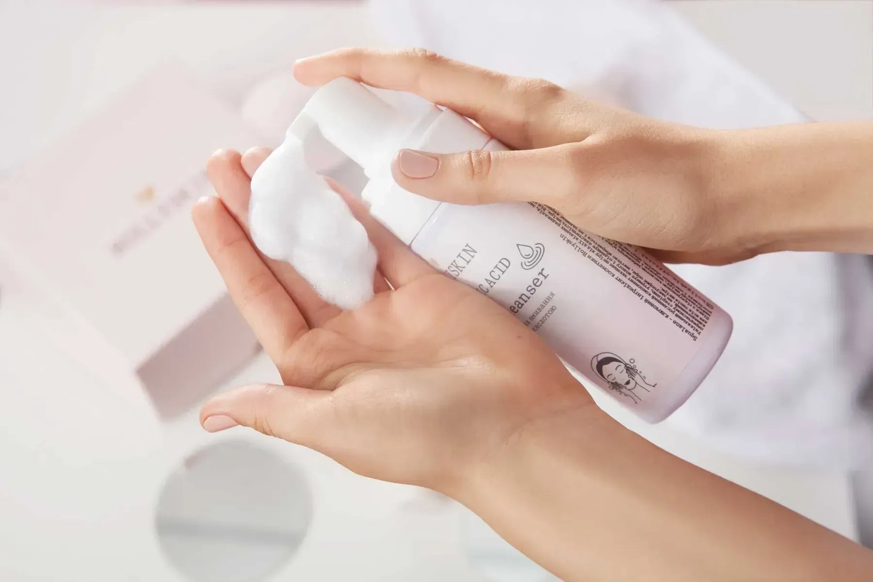 Очищувальна пінка для вмивання HOLLYSKIN Hyaluronic Acid Foaming Facial Cleanser